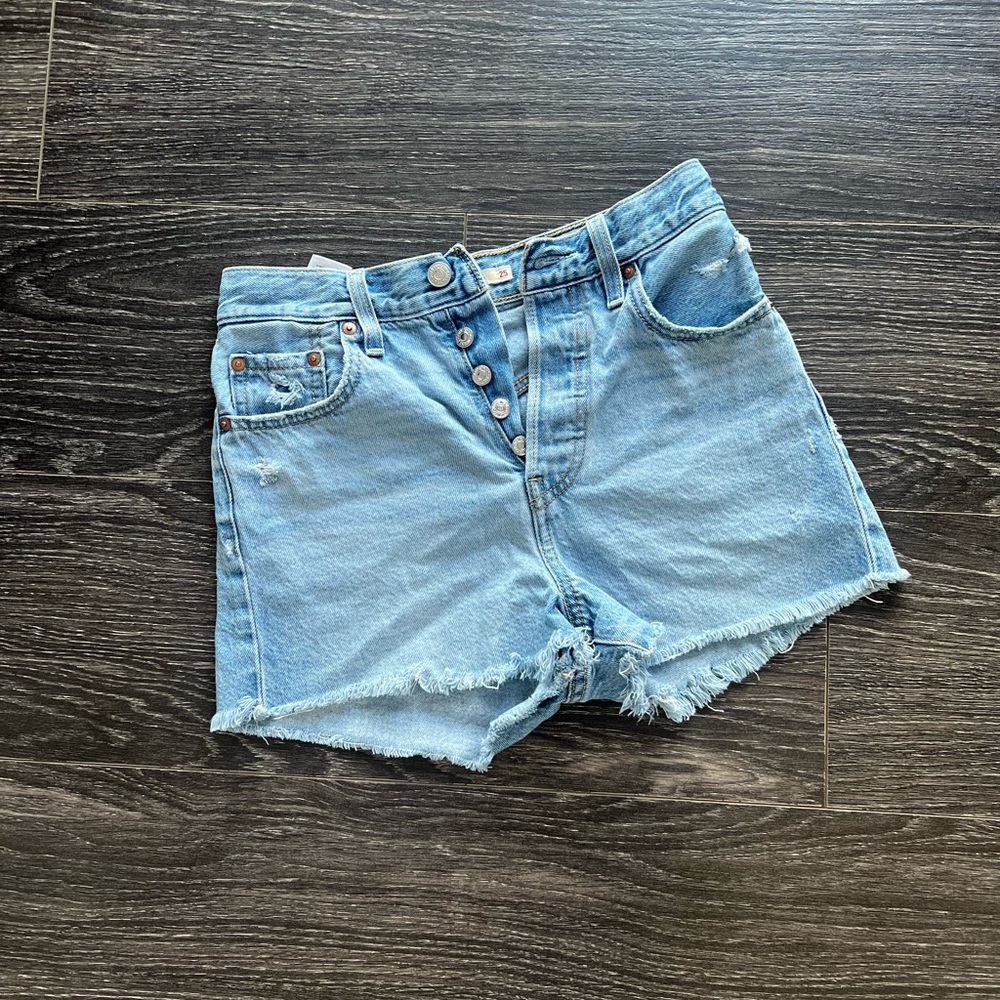 Levi’s Ribcage Short - Picture 2 of 3